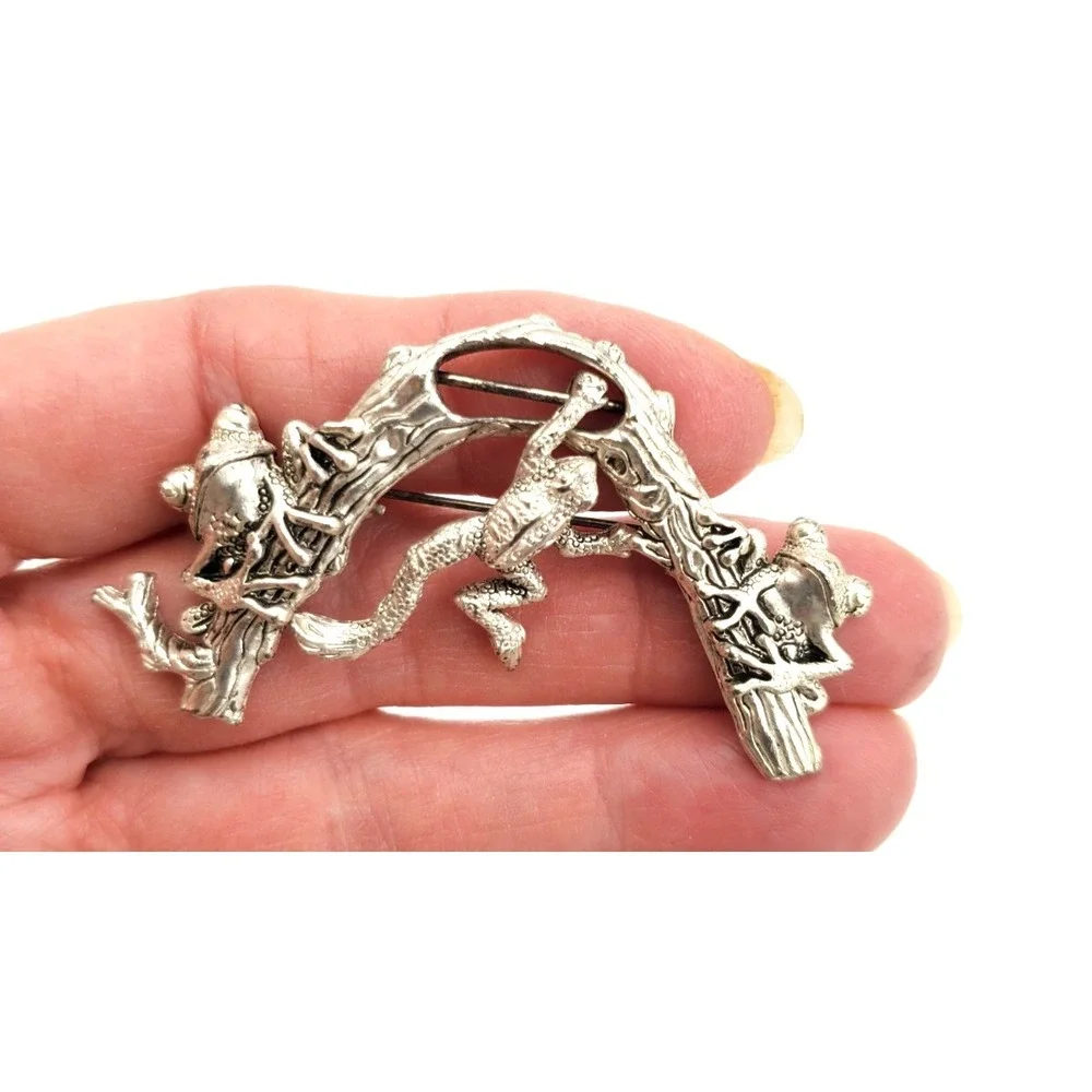 Vintage 3 Frogs On A Branch Brooch Pin Silver‎ Tone Articulating